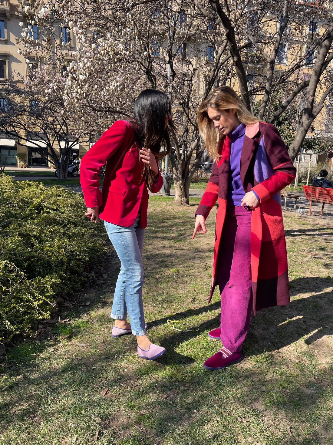 Le Orsine Nutrimente collaboration engagement in a park with two women in vibrant outfits discussing.